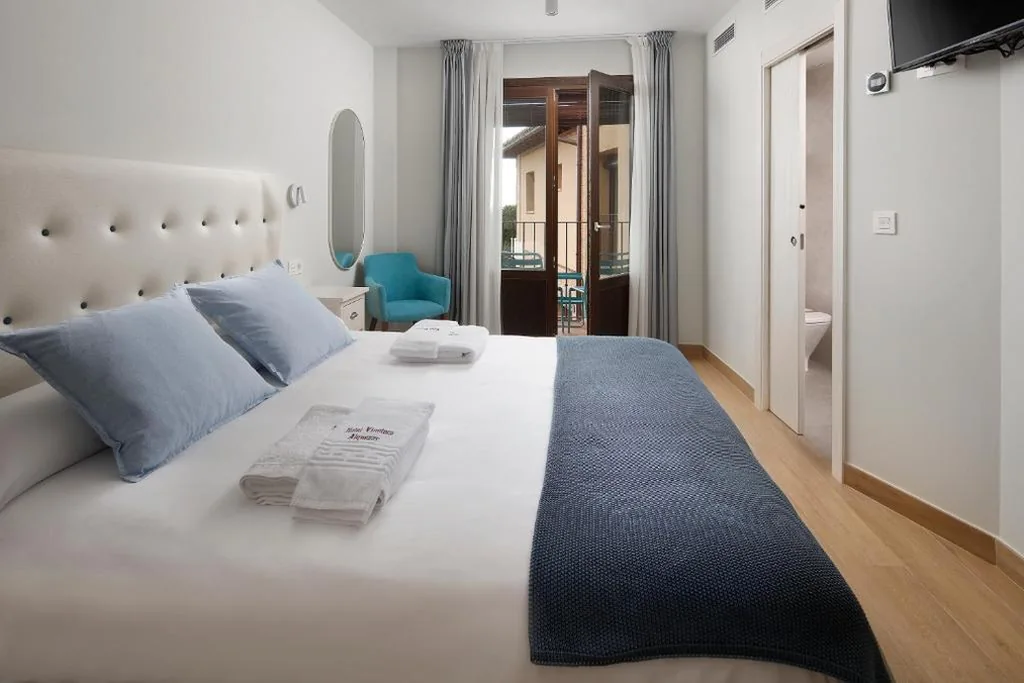 Camera matrimoniale con balcone — Hotel Vinoteca Alquezar - Adults Only -