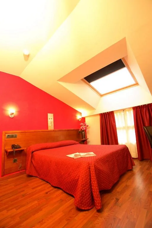 Habitación con cama grande — Hotel Virgen de Covadonga