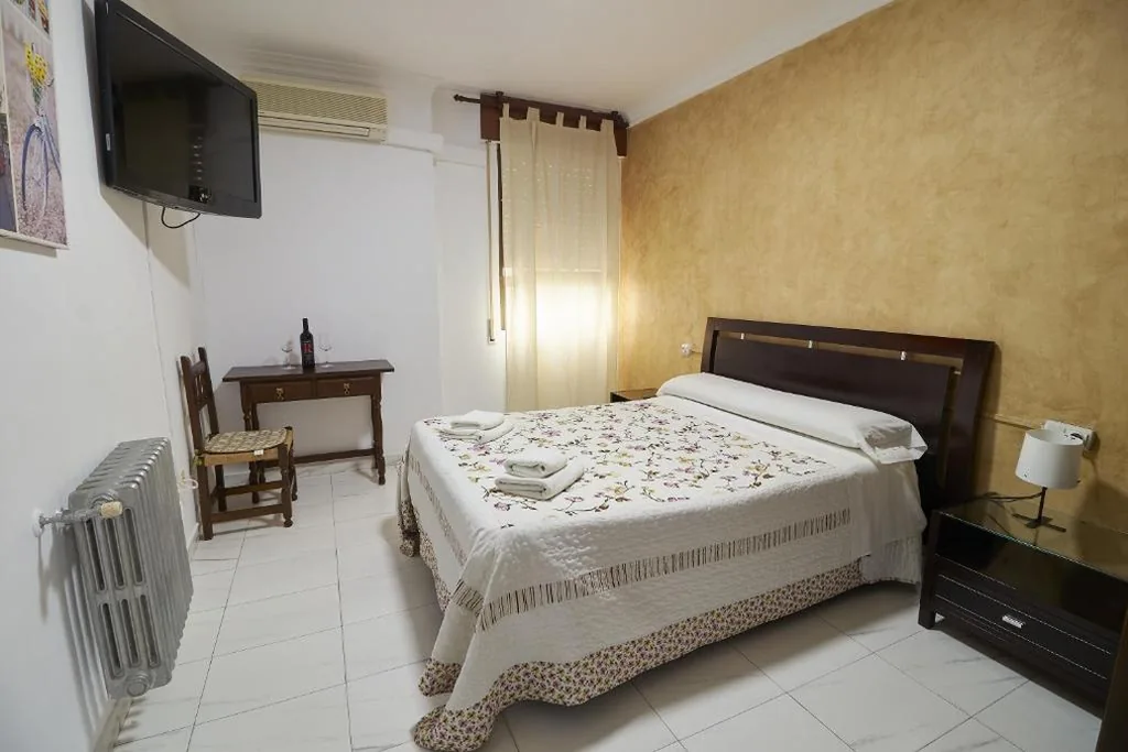 Habitación con cama grande — Hotel Virgen de los Reyes