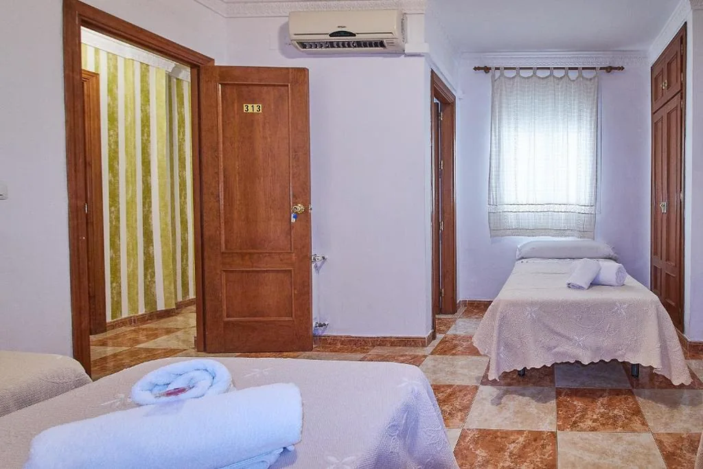 Habitación cuádruple — Hotel Virgen de los Reyes