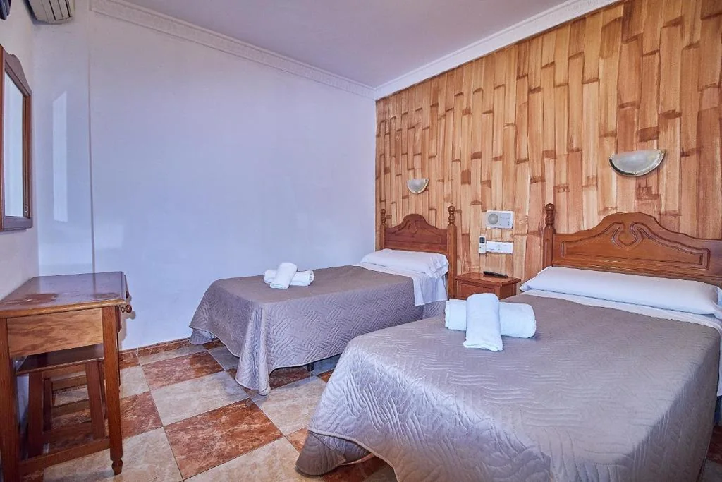 Habitación Doble - 2 camas — Hotel Virgen de los Reyes