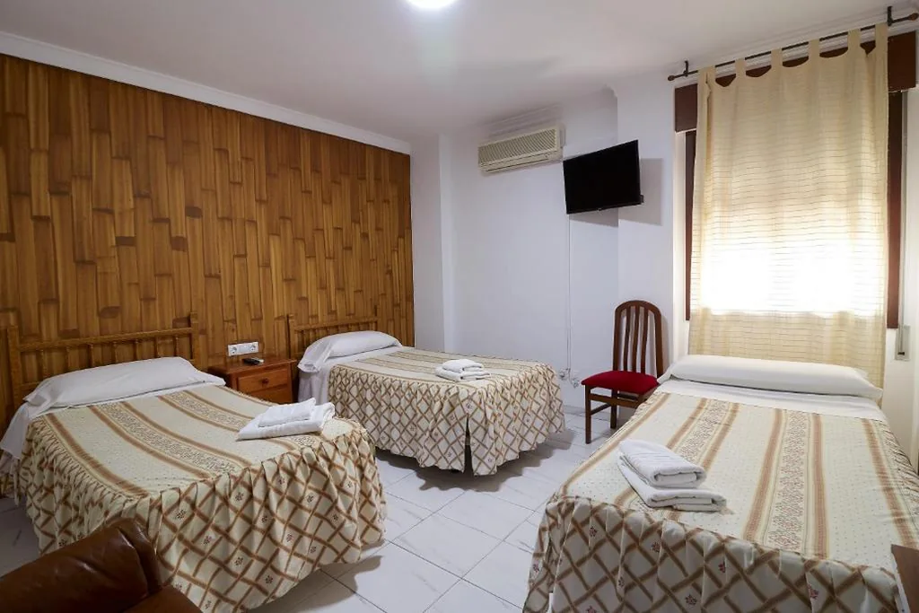 Habitación Triple — Hotel Virgen de los Reyes