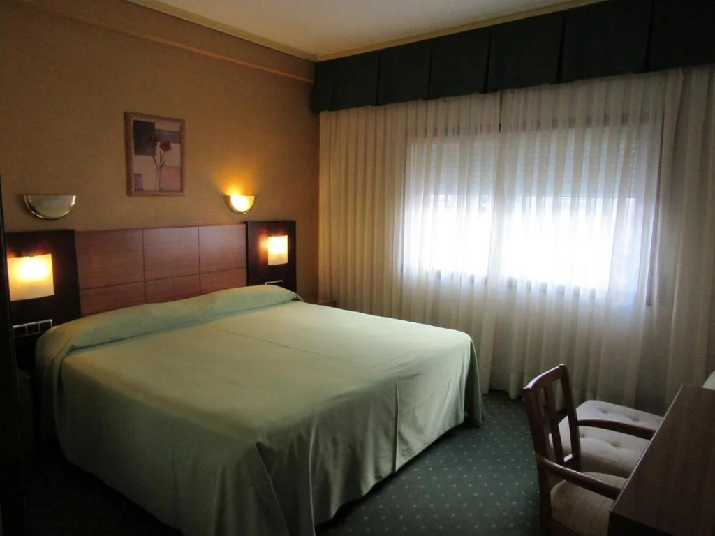 Zimmer mit extragroßem Doppelbett — Hotel Virgen del Camino Pontevedra