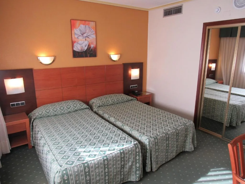 Doppelzimmer mit Zustellbett — Hotel Virgen del Camino Pontevedra