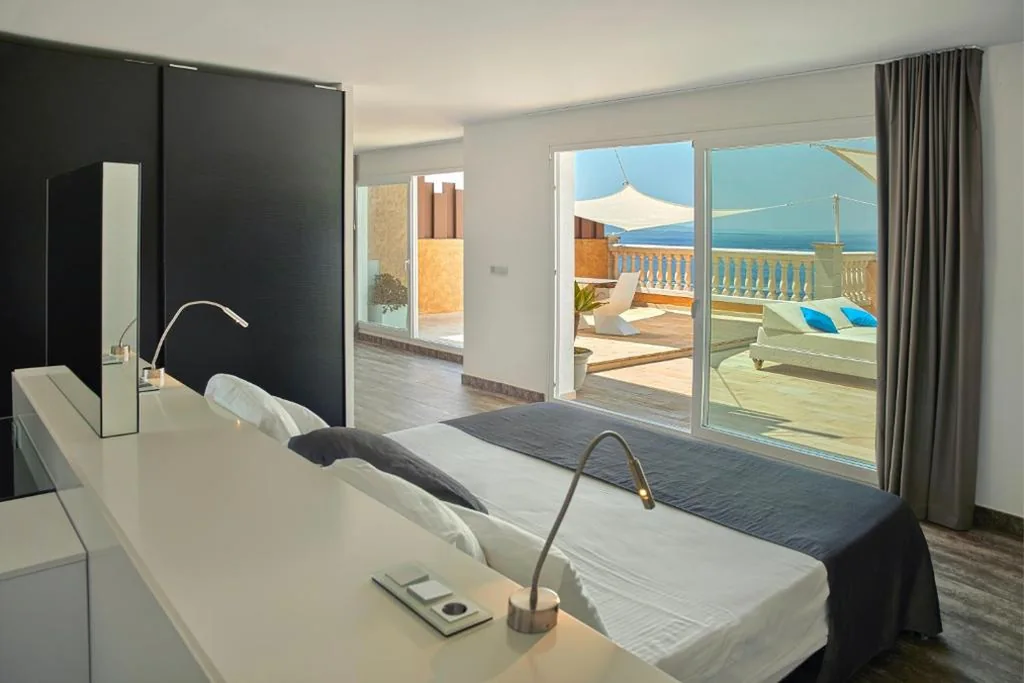 带水力按摩浴缸的顶层套房 — Hotel Vistabella