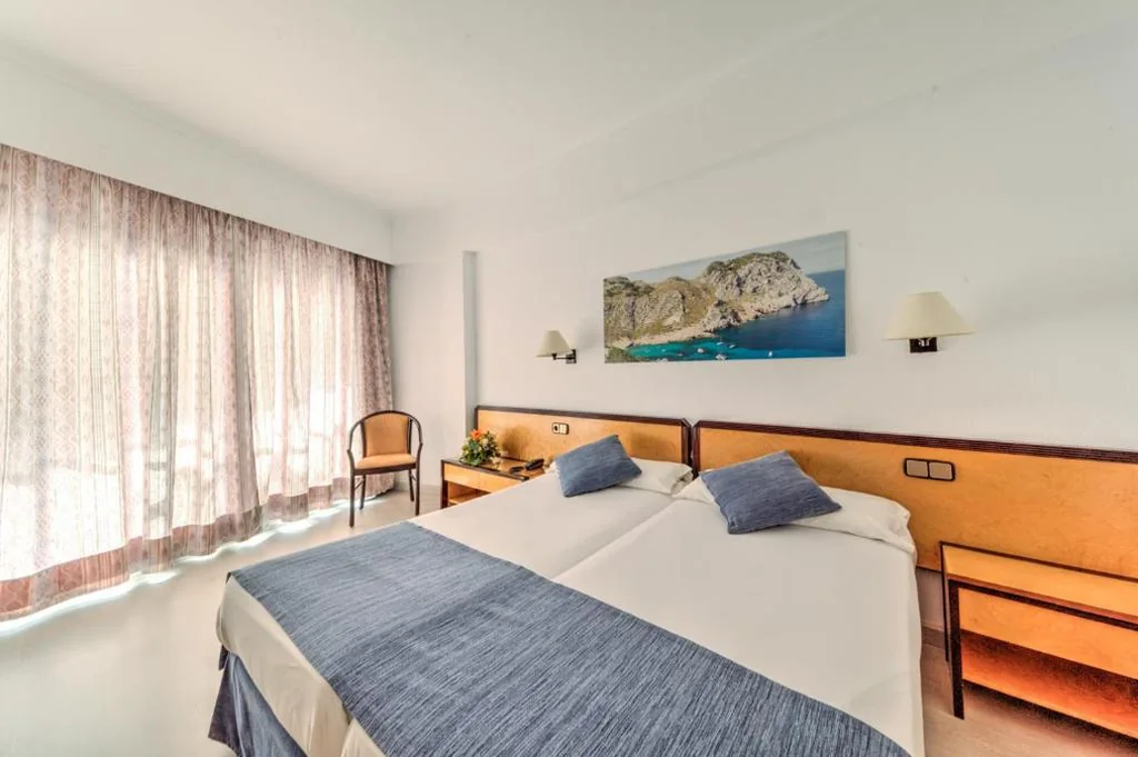 Camera Tripla con vista laterale sul mare — Hotel Voramar