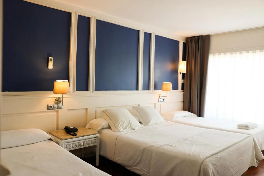 Camera tripla con vista sulla città — Hotel Vostra Llar