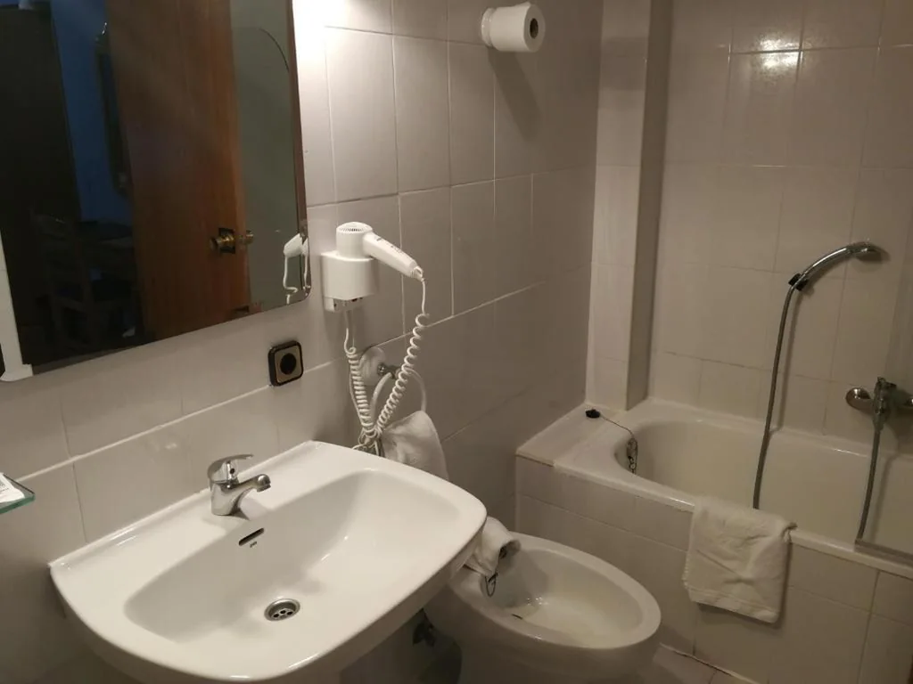 Preisgünstiges Doppelzimmer – 1 oder 2 Betten — Hotel Xabier