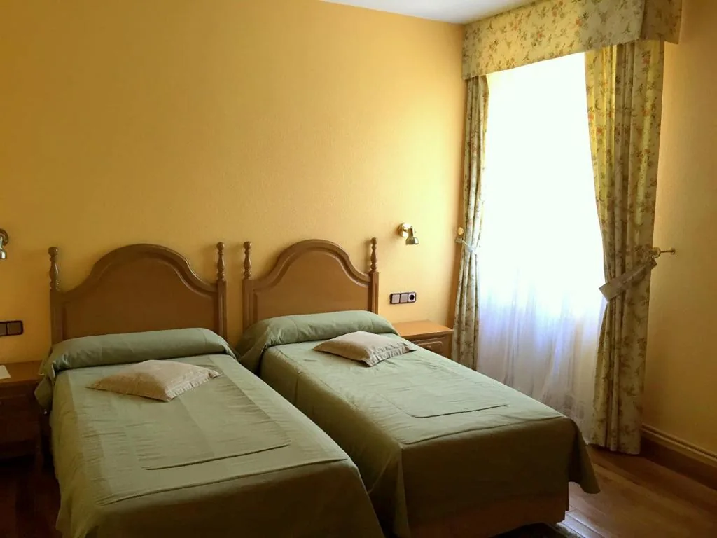 Standard-Doppelzimmer mit Balkon – 1 oder 2 Betten — Hotel Xabier