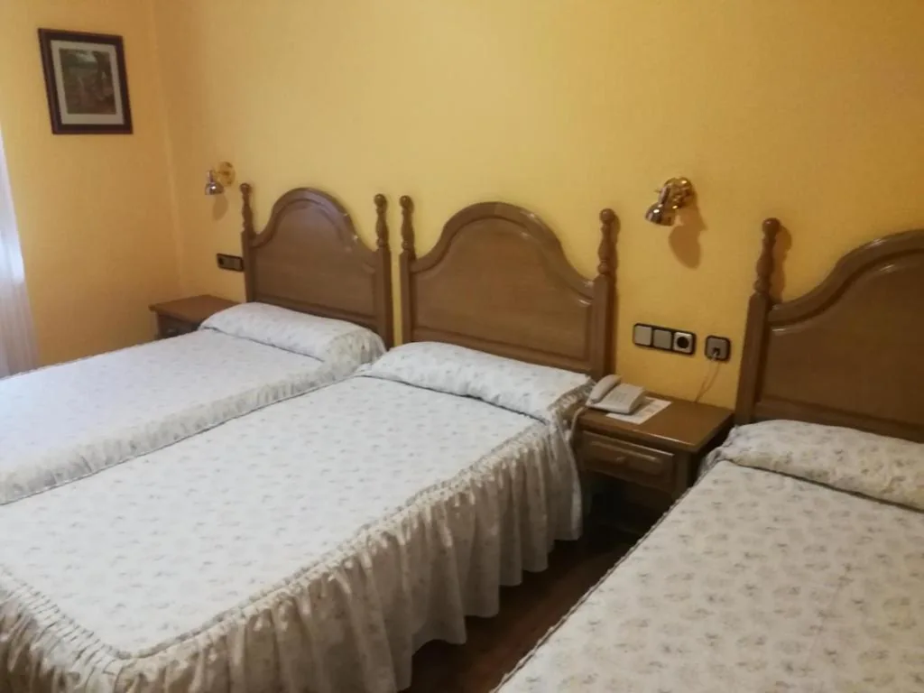 Preisgünstiges Dreibettzimmer — Hotel Xabier