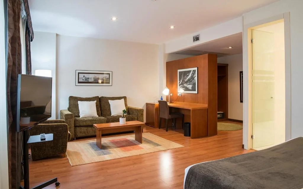 Suite Junior Familiar (2 adultos + 2 niños) — Hotel Xon's Valencia