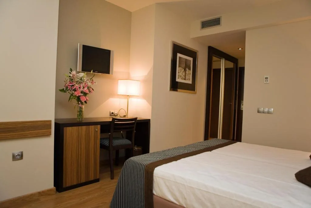 Doppelzimmer mit Zustellbett — Hotel y Apartamentos Conilsol