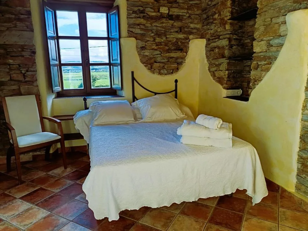 Habitación con 1 cama grande y bañera de hidromasaje — Hotel y Apartamentos Penarronda Playa