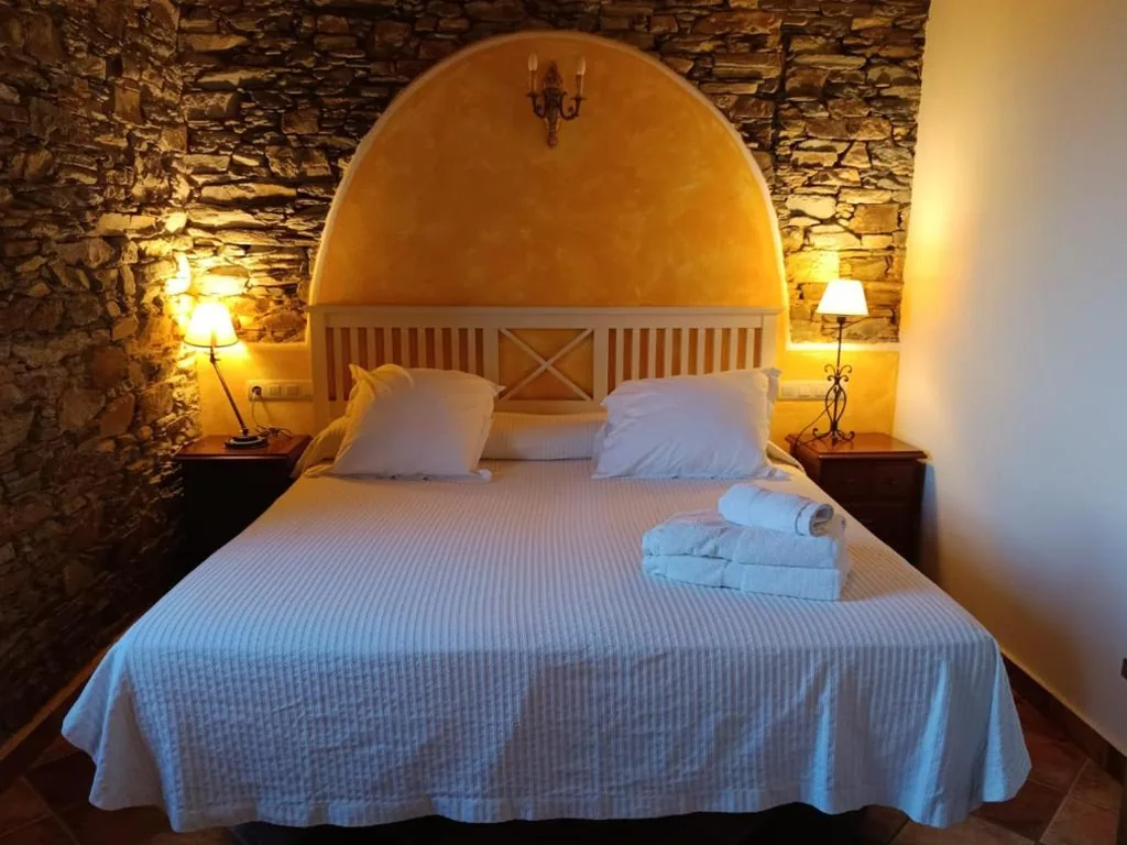 Habitación con bañera de hidromasaje y vistas al mar - 1 cama extragrande — Hotel y Apartamentos Penarronda Playa