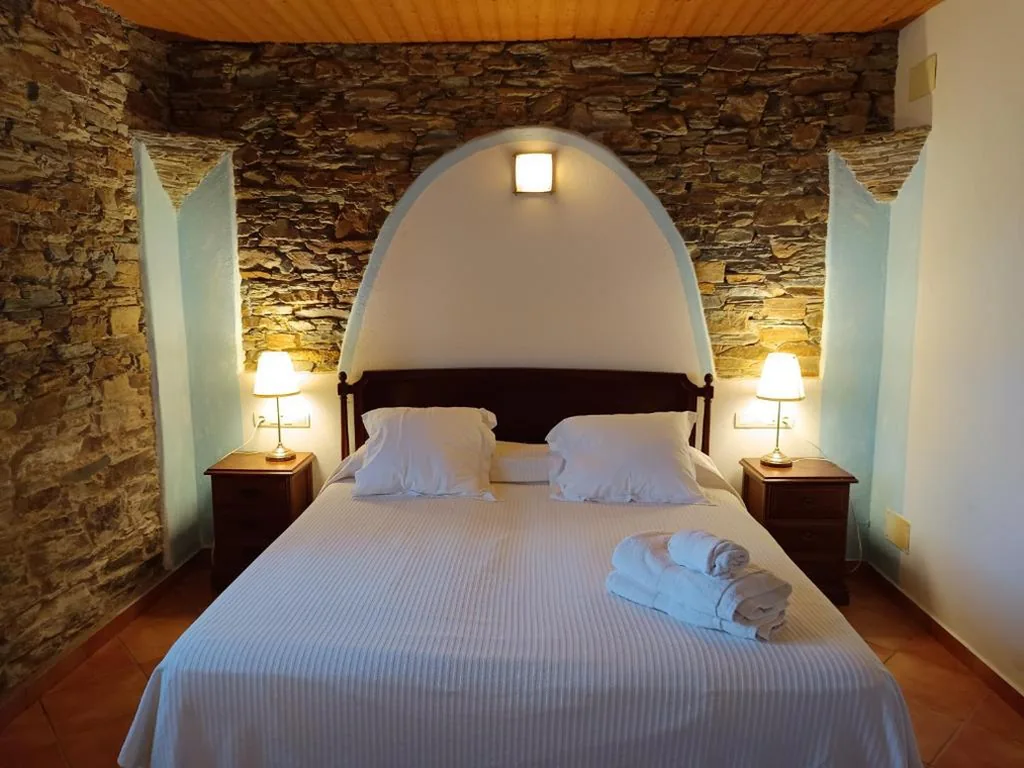 Habitación con cama extragrande y bañera de hidromasaje — Hotel y Apartamentos Penarronda Playa