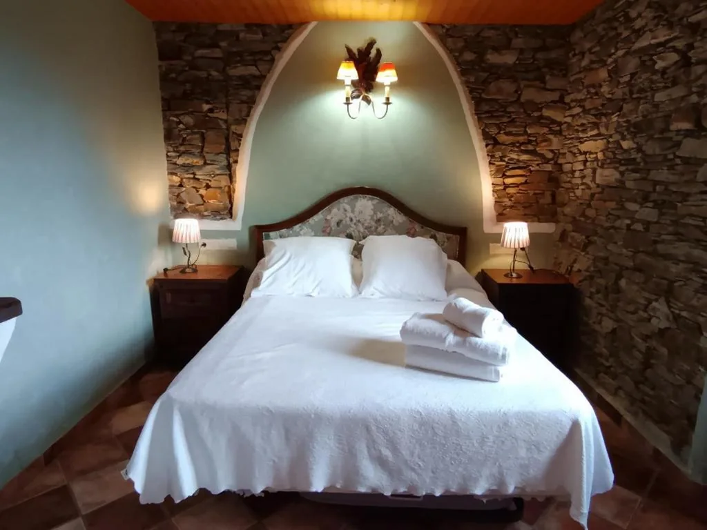 Habitación con cama grande y bañera de hidromasaje — Hotel y Apartamentos Penarronda Playa