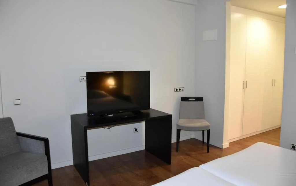 Camera tripla Economy (2 adulti + 1 bambino) — Hotel y Apartamentos SNÖ Isaba