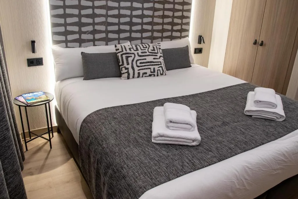 Accessible Double Room for Guests with Reduced Mobility — Hotel Zazen by Mimood Aparthotels