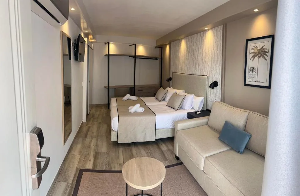 Quarto Quádruplo Conforto com transporte gratuito para o aeroporto — Hotel Zen Airport