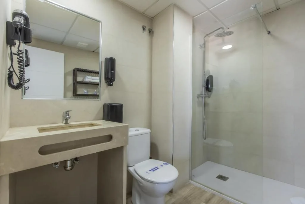 Quarto Triplo com serviço de transporte gratuito para o aeroporto — Hotel Zen Airport
