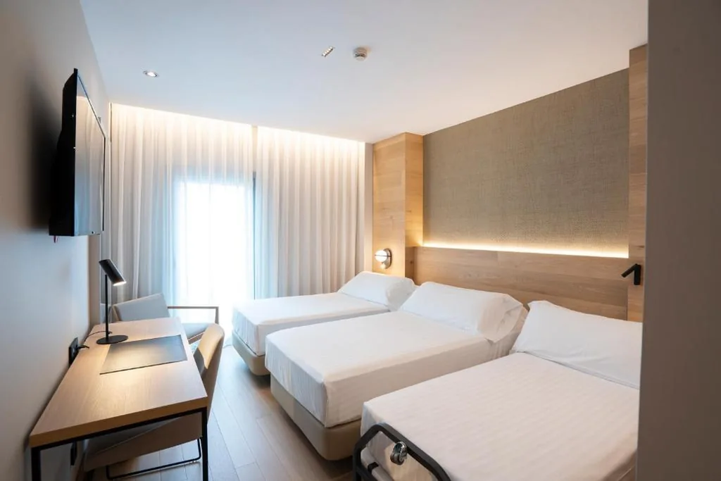 Tweepersoonskamer met extra bed — Hotel Zenit Bilbao