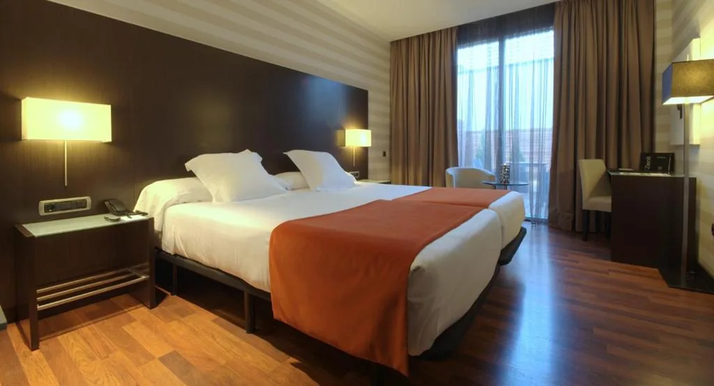 Quarto Triplo (2 adultos + 1 criança) — Hotel Zenit Pamplona