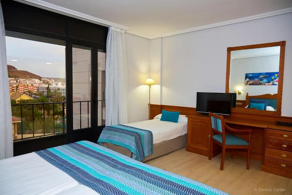 Dreibettzimmer — Hotel Zentral Center - Adults only