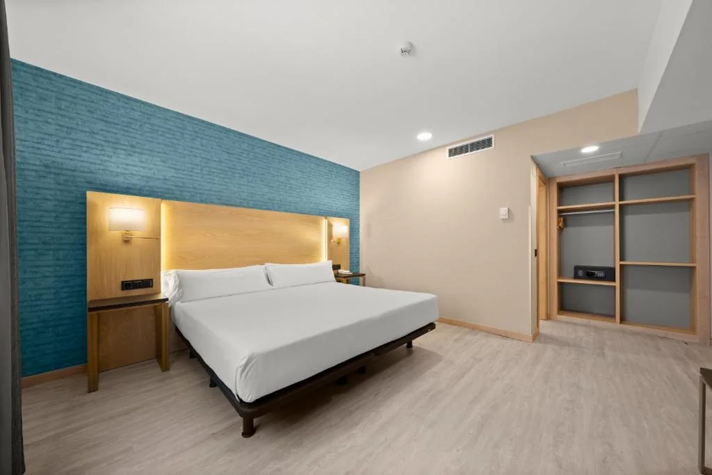 Camera con letto matrimoniale grande — Hotel Zentral Ramiro I Oviedo