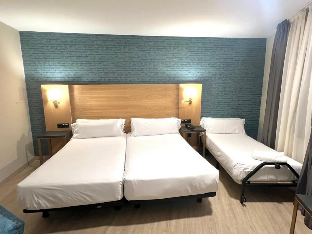 Camera Matrimoniale con letto supplementare — Hotel Zentral Ramiro I Oviedo