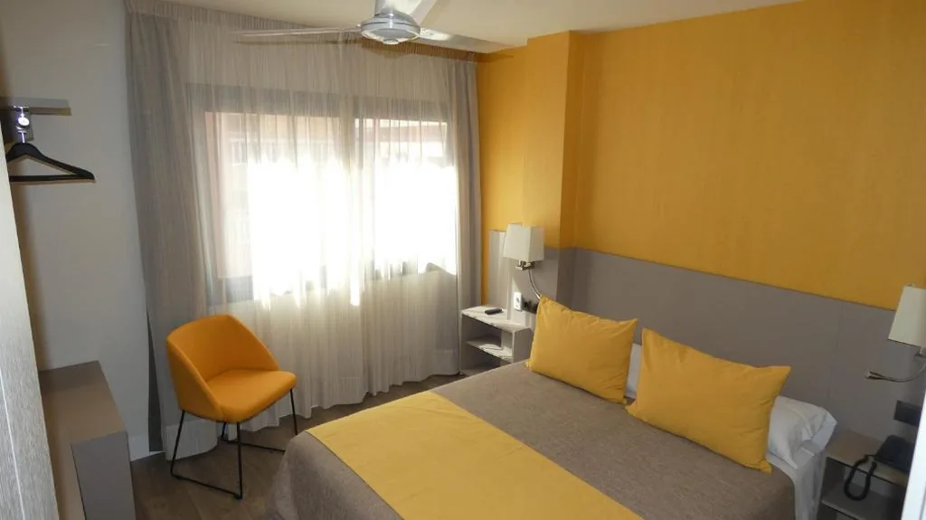 Tweepersoonskamer - 1 of 2 bedden — Hotel Zeus