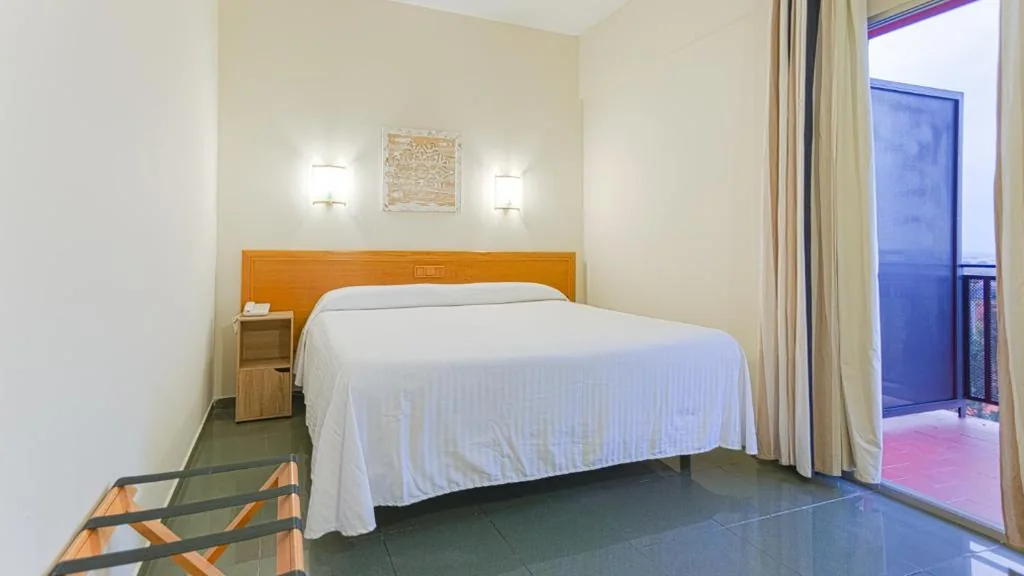 テラス付きダブルルーム（駐車場付き） — Hotel Zeus