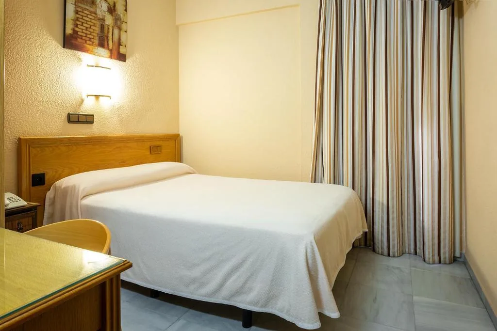 テラス付きシングルルーム（駐車場付き） — Hotel Zeus