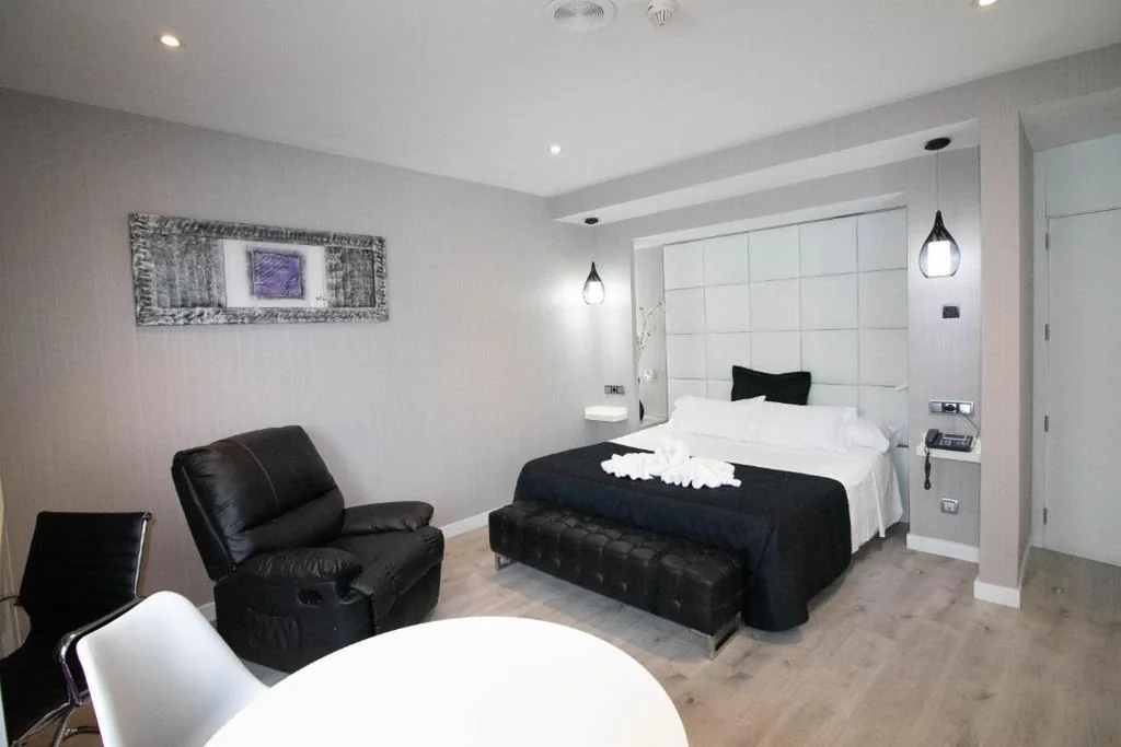 Suite avec baignoire spa - Très grand lit — Hoteles Urbanos N Avenida de España