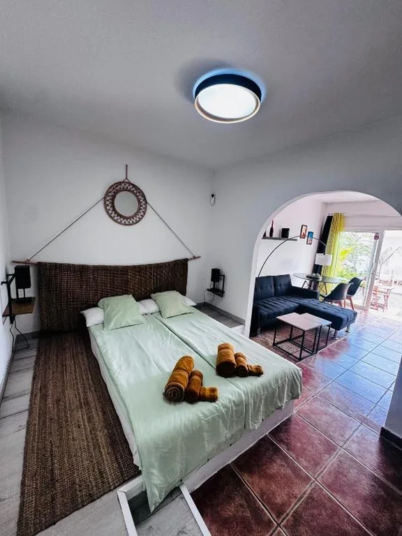 Estudio con sofá cama — HOTELITO RURAL GA7COLORES only adult