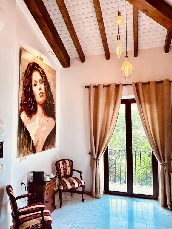 Quarto com cama grande e banheira de hidromassagem — Hotelito Suecia