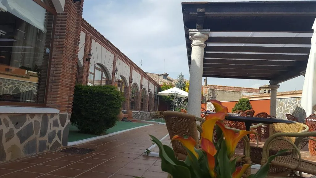 Doppelzimmer – 2 Doppelbetten — HOTELSANMARTIN