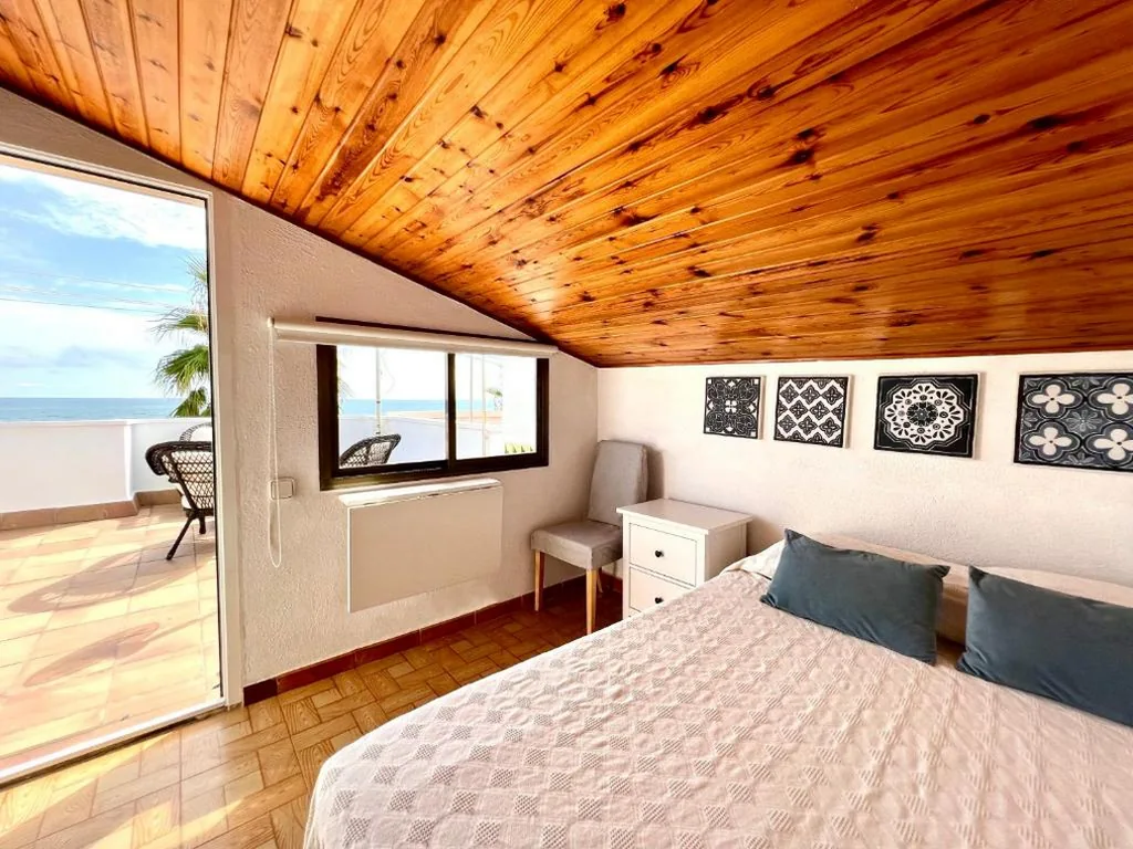 House in front of the beach with sea view