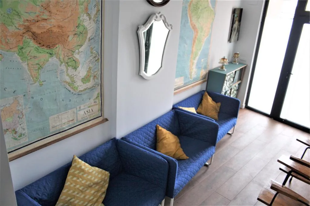 带私人浴室的家庭客房 — Housingleón - Albergue Turístico Nama Hostel