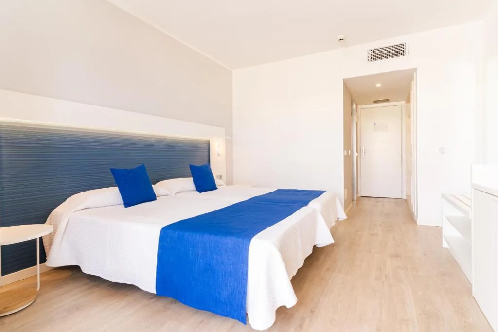 Habitación Doble Superior con vista lateral al mar — HOVIMA Cool Costa Adeje