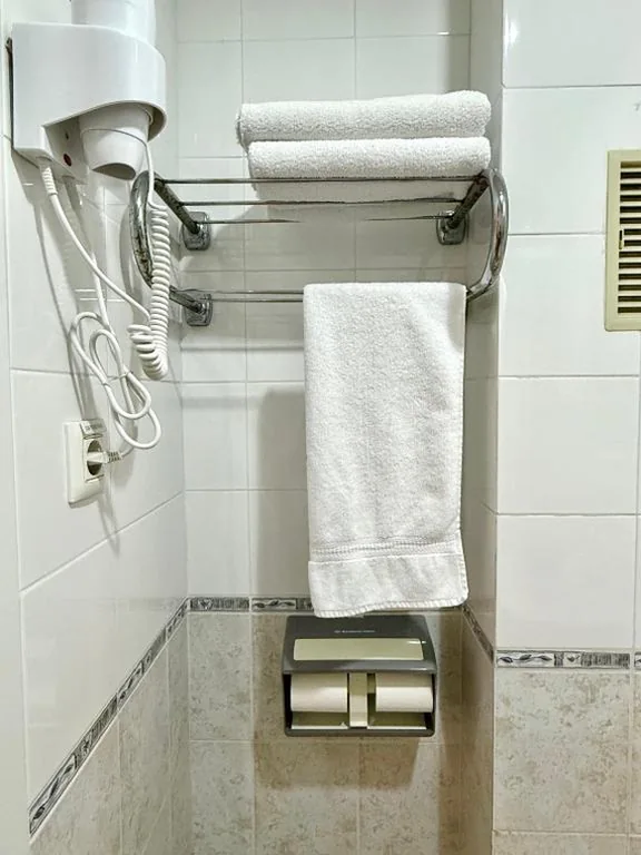 Camera Tripla con bagno privato — HS Altet Suites - Alicante Airport
