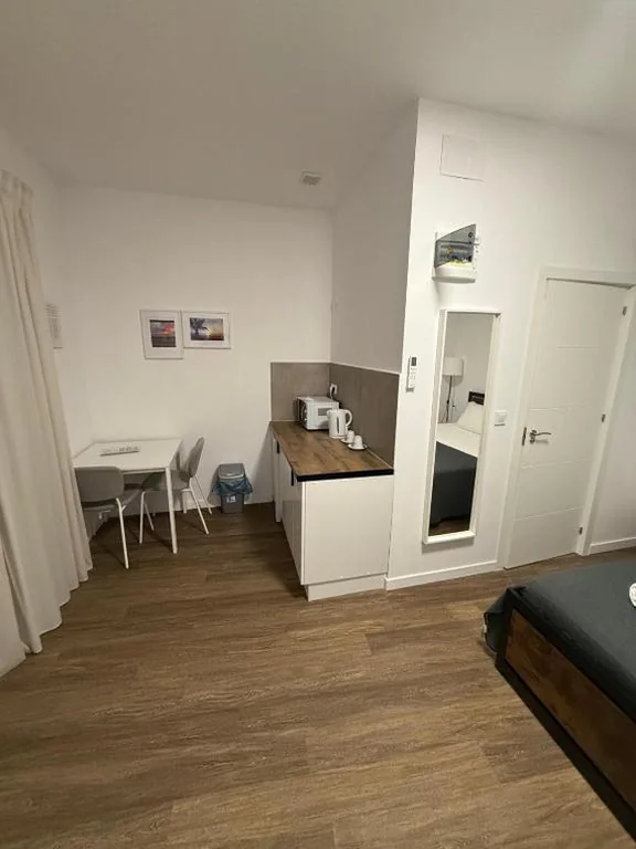 Camera con letto matrimoniale grande e balcone — HS Beach