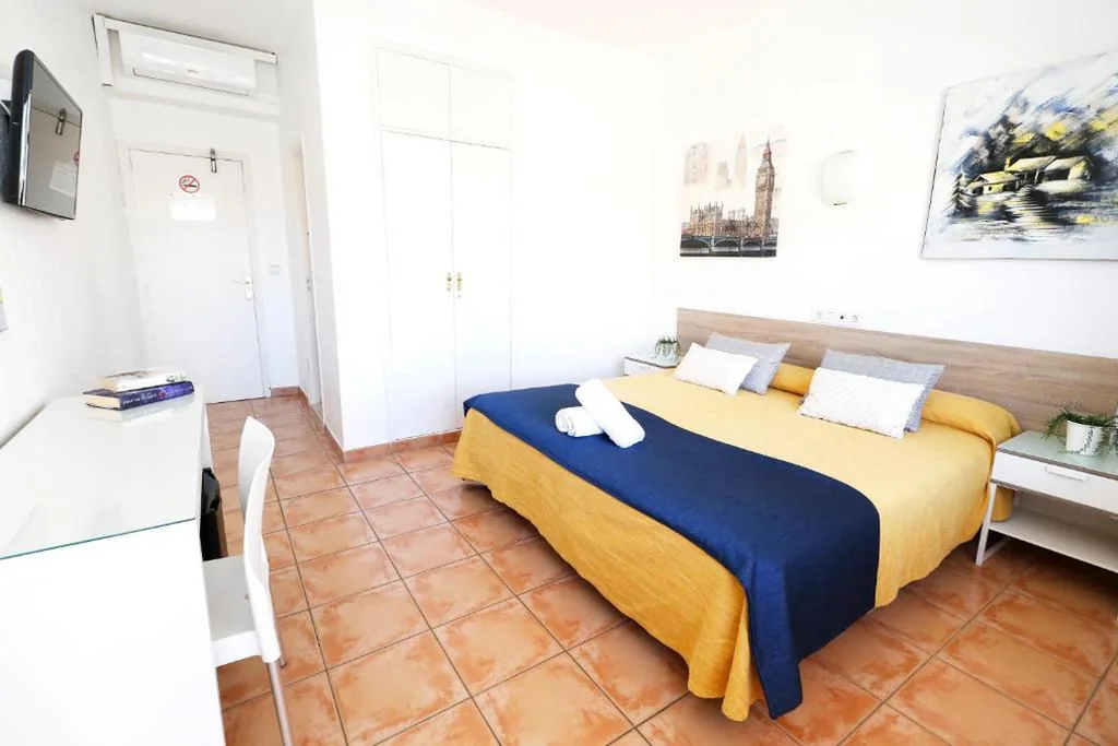 Doppelzimmer mit Balkon – 1 oder 2 Betten — HSR Gil