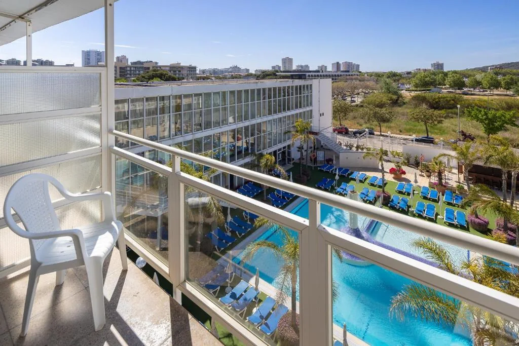 Doppelzimmer mit Poolblick (2 Erwachsene) – 2 Betten — htop Platja Park - Bliss