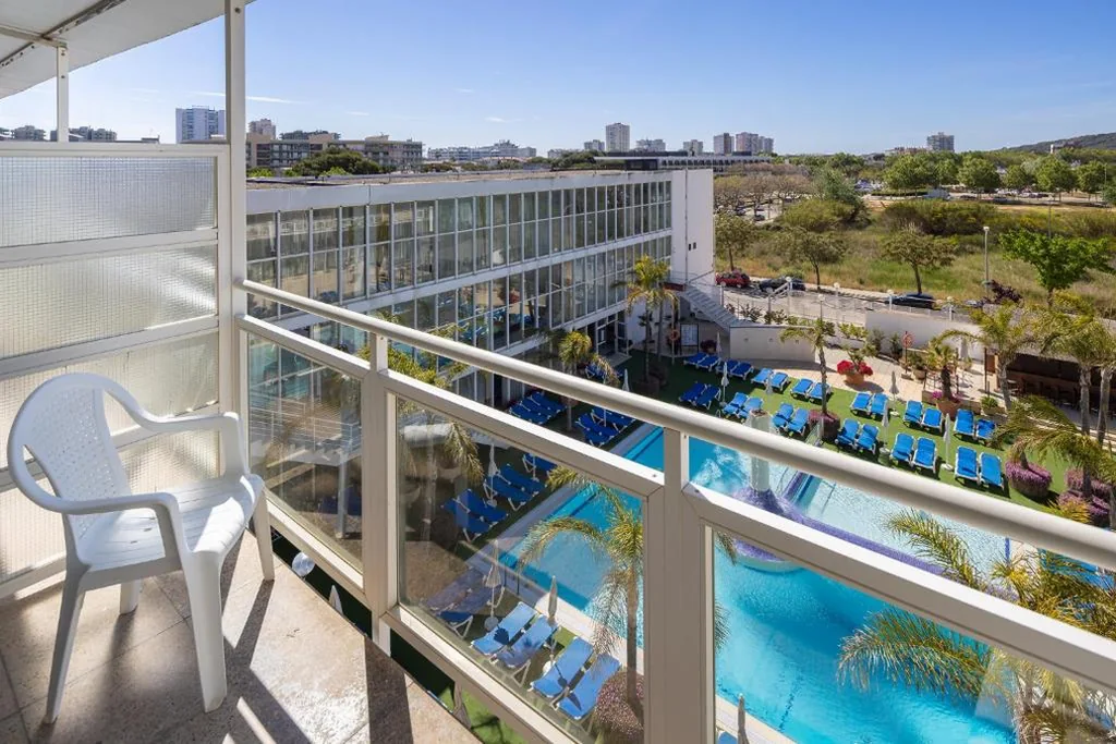 Dreibettzimmer mit Poolblick (3 Erwachsene) — htop Platja Park - Bliss