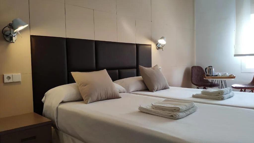 Habitación Doble con baño privado — Huéspedes Sa Font