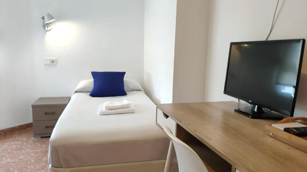 Habitación Individual con baño compartido — Huéspedes Sa Font