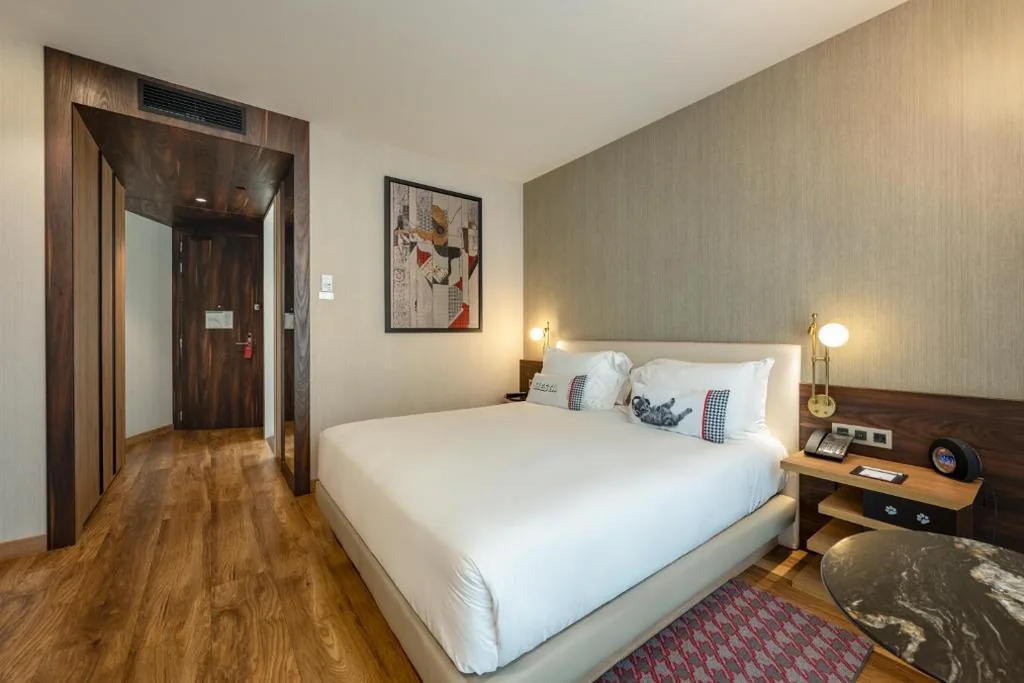 Camera con letto matrimoniale extra large. — Hyatt Centric Gran Via Madrid