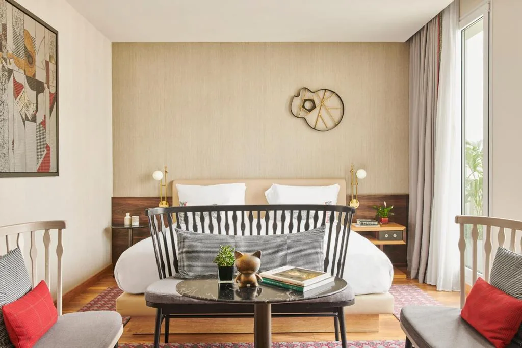 Camera con letto matrimoniale extra large e terrazza con vista sulla Gran Vía — Hyatt Centric Gran Via Madrid