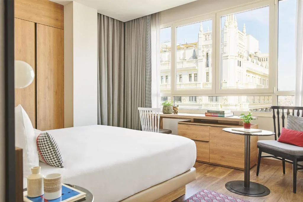 Camera con vista e letto matrimoniale extra large — Hyatt Centric Gran Via Madrid