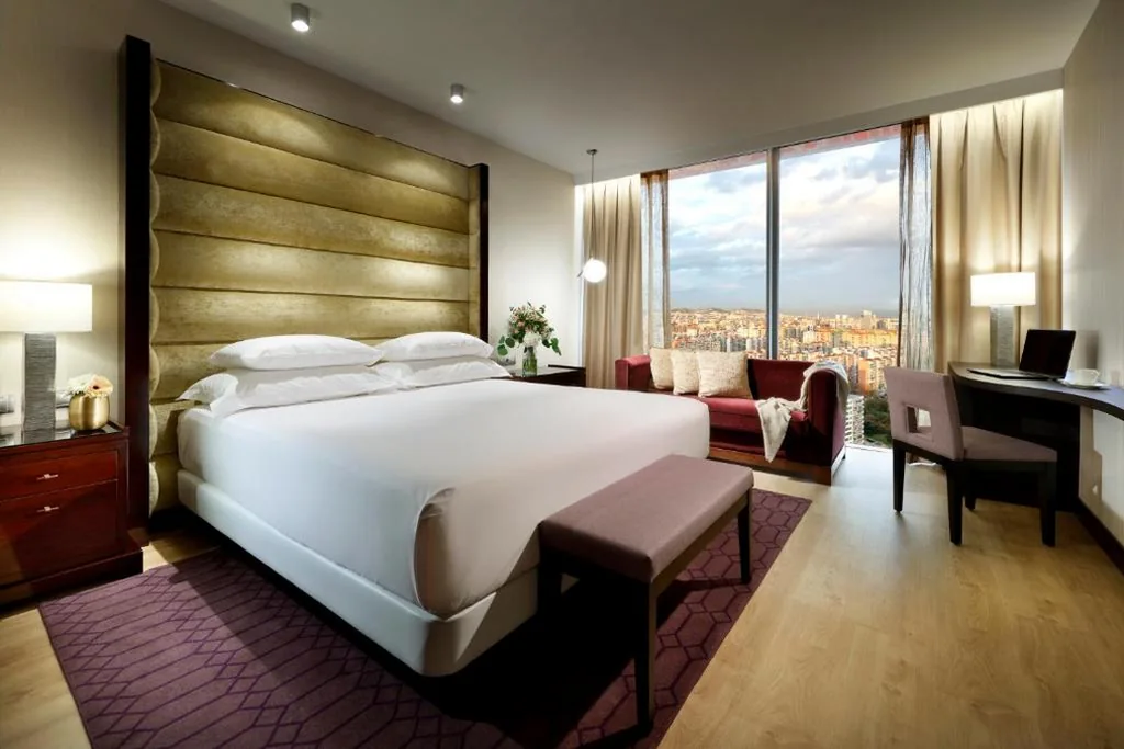 Habitación con cama extragrande. — Hyatt Regency Barcelona Tower